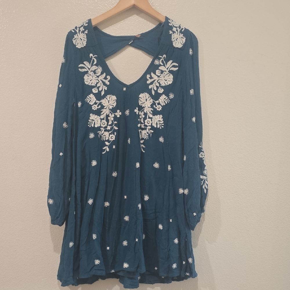 🦋 Free People Dress with White Embroidery